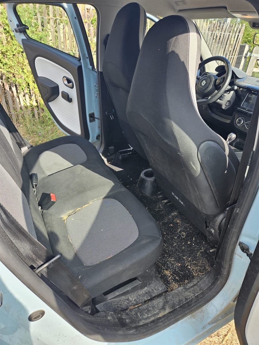 Banquette arrière d’une Renault Twingo avant nettoyage