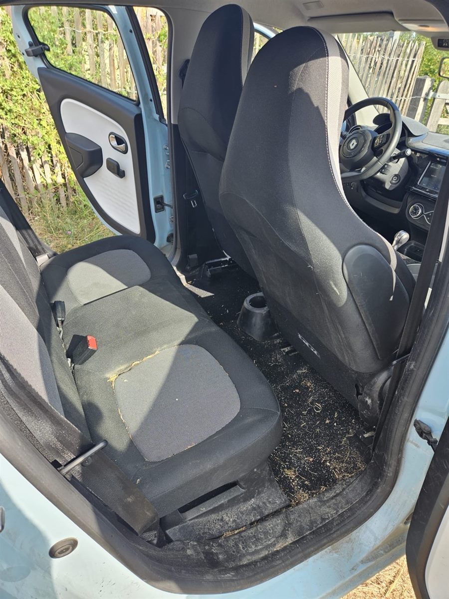 Renault Twingo, banquette arrière avant le nettoyage