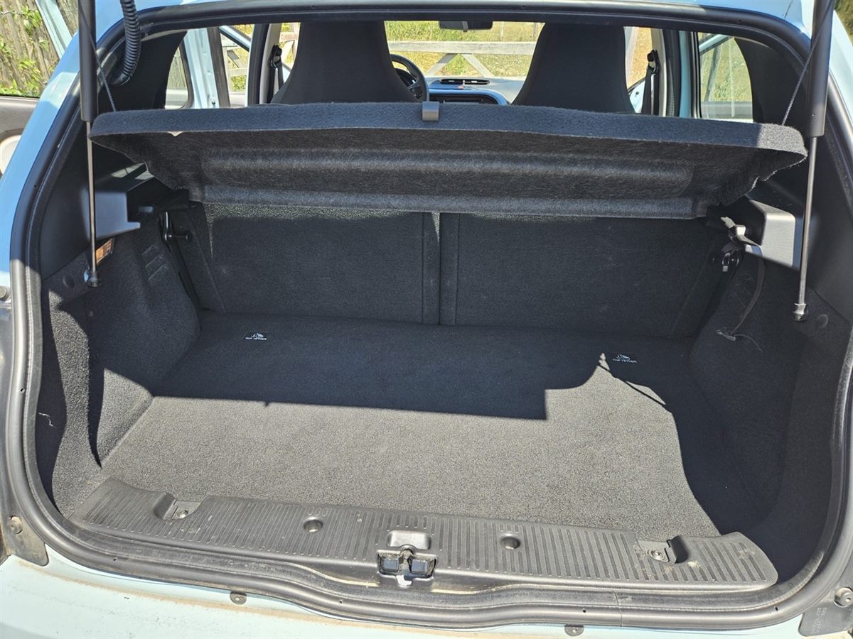 Coffre d’une Renault Twingo après nettoyage