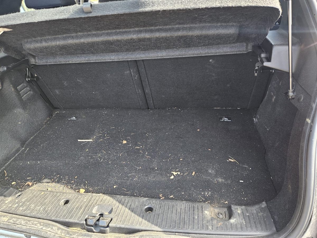 Coffre d’une Renault Twingo avant nettoyage