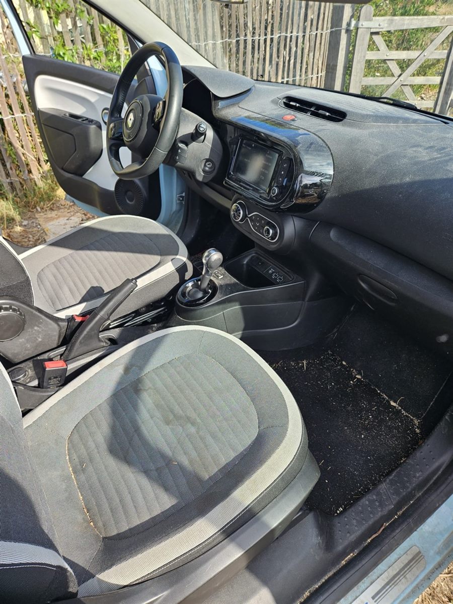 Renault Twingo, habitacle avant avant le nettoyage